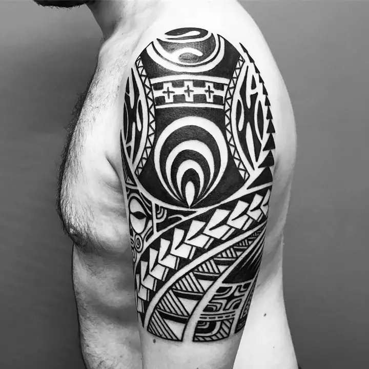 Tatuaje tribal polinesio en hombro y brazo, diseñado a mano alzada por Leo Martínez en A Sailor's Grave Tattoo, Granollers (Barcelona).