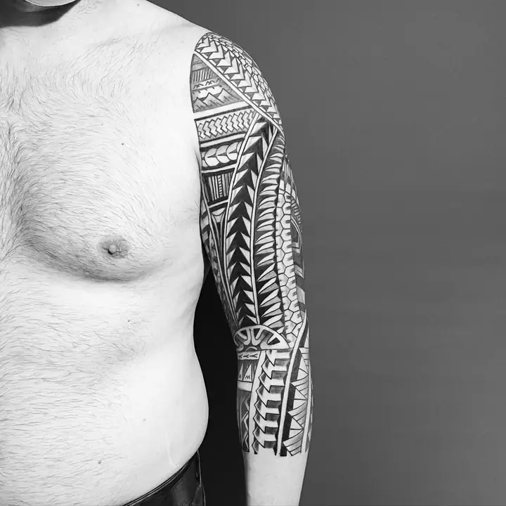 Tatuaje tribal polinesio en hombro y brazo, diseñado a mano alzada por Leo Martínez en A Sailor's Grave Tattoo, Granollers (Barcelona).