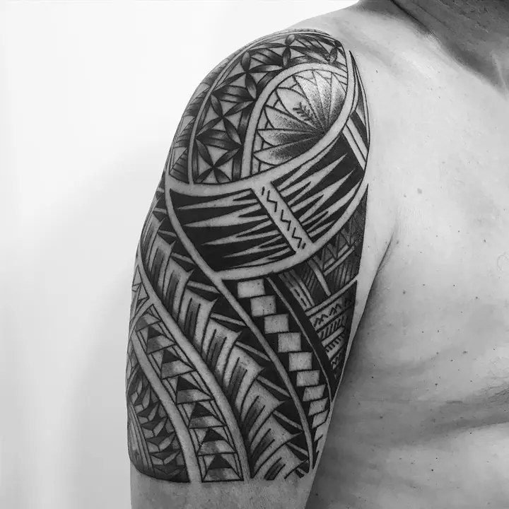 Tatuaje tribal polinesio en hombro y brazo, diseñado a mano alzada por Leo Martínez en A Sailor's Grave Tattoo, Granollers (Barcelona).