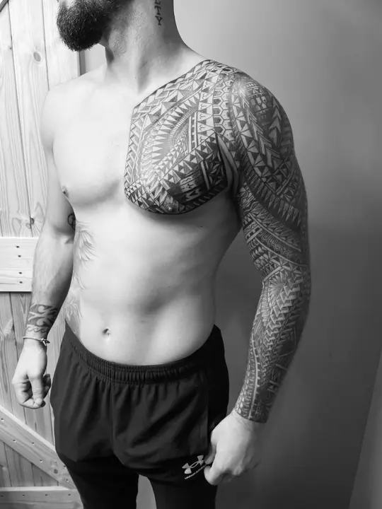 Tatuaje tribal polinesio en hombro y brazo, diseñado a mano alzada por Leo Martínez en A Sailor's Grave Tattoo, Granollers (Barcelona).