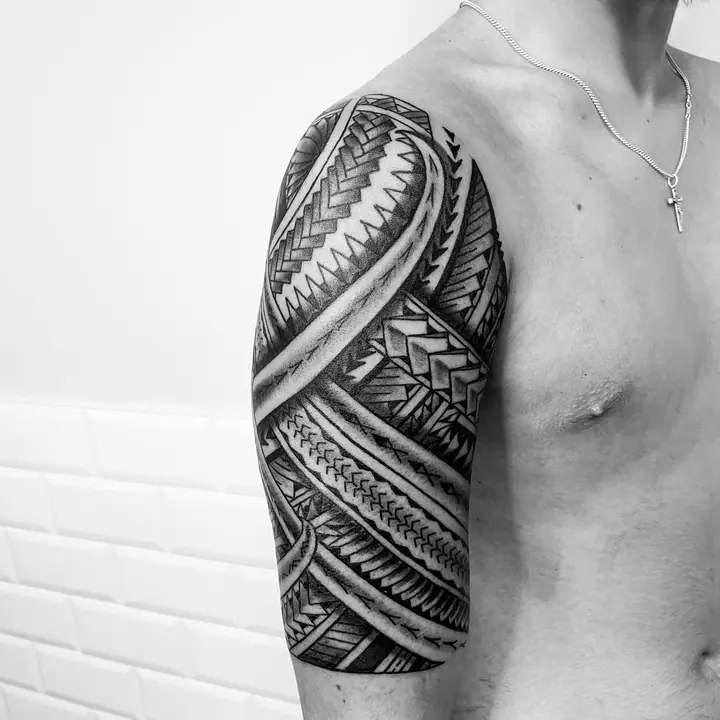 Tatuaje tribal polinesio en hombro y brazo, diseñado a mano alzada por Leo Martínez en A Sailor's Grave Tattoo, Granollers (Barcelona).