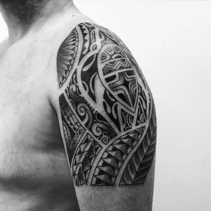 Tatuaje tribal polinesio en hombro y brazo, diseñado a mano alzada por Leo Martínez en A Sailor's Grave Tattoo, Granollers (Barcelona).