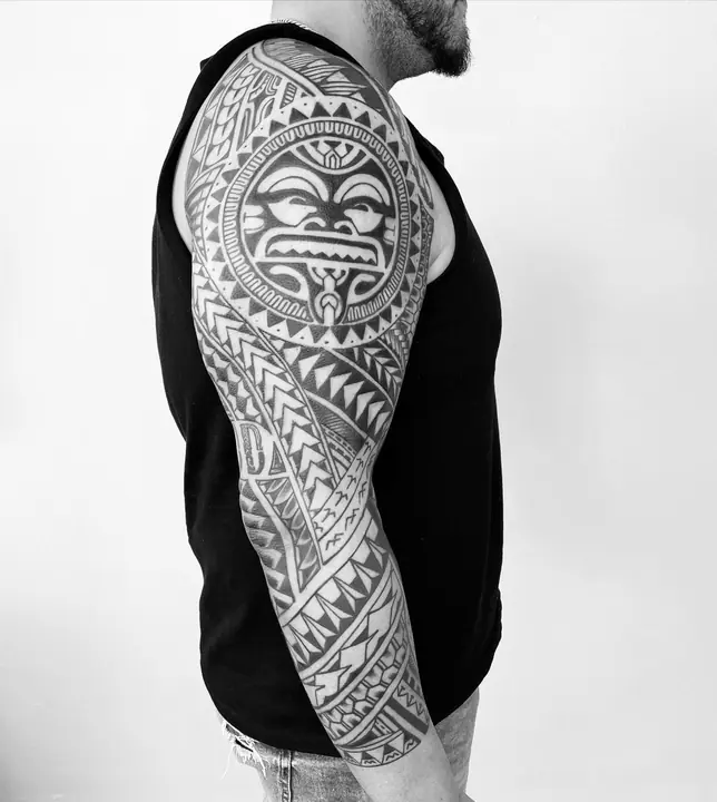 Tatuaje tribal polinesio en hombro y brazo, diseñado a mano alzada por Leo Martínez en A Sailor's Grave Tattoo, Granollers (Barcelona).
