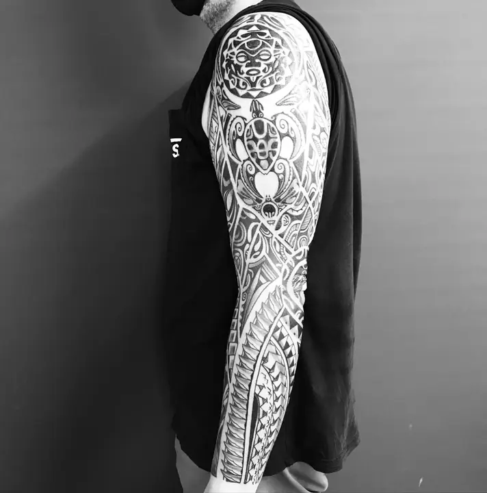 Tatuaje tribal polinesio en hombro y brazo, diseñado a mano alzada por Leo Martínez en A Sailor's Grave Tattoo, Granollers (Barcelona).