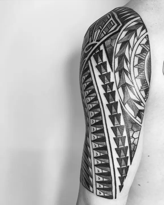 Tatuaje tribal polinesio en hombro y brazo, diseñado a mano alzada por Leo Martínez en A Sailor's Grave Tattoo, Granollers (Barcelona).