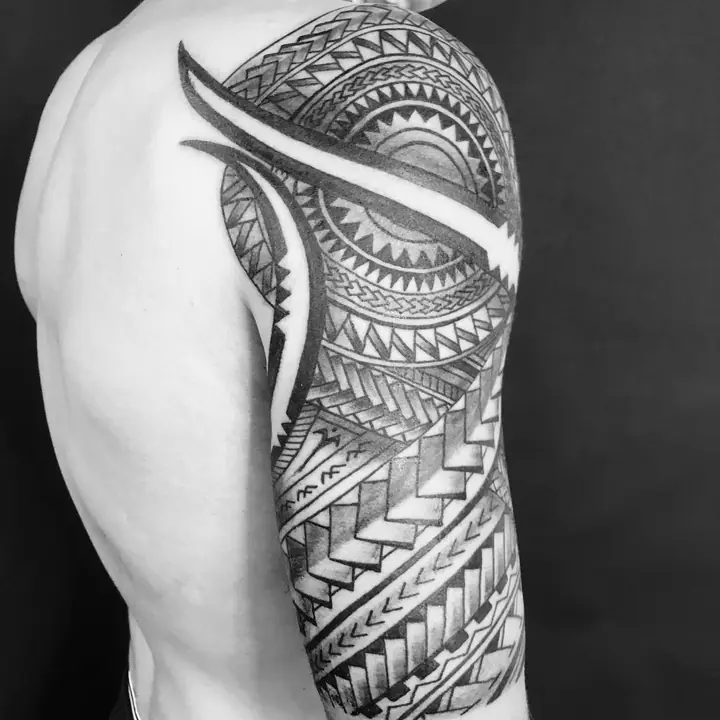 Tatuaje tribal polinesio en hombro y brazo, diseñado a mano alzada por Leo Martínez en A Sailor's Grave Tattoo, Granollers (Barcelona).