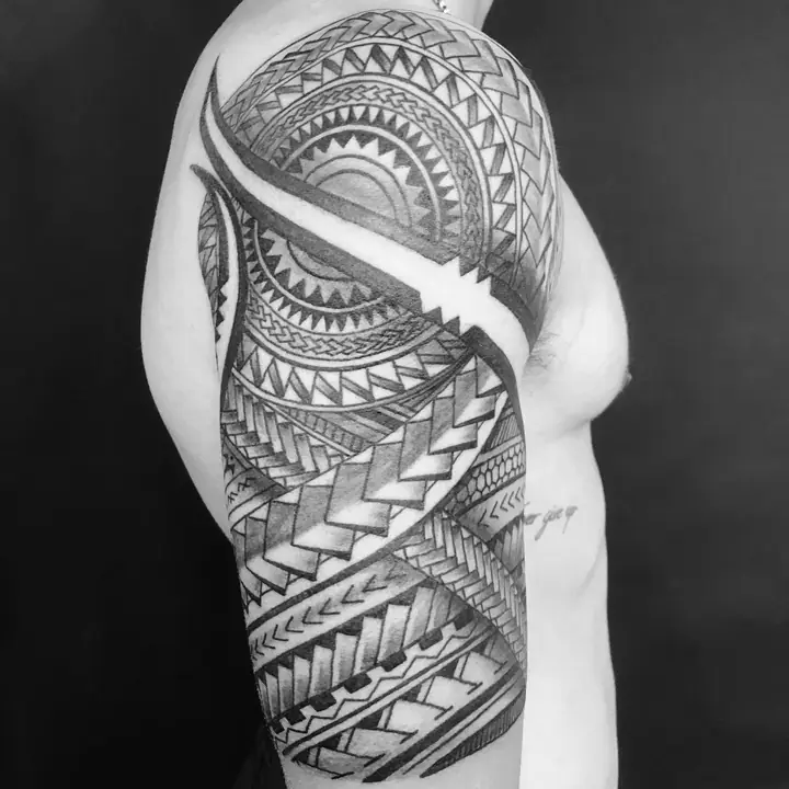 Tatuaje tribal polinesio en hombro y brazo, diseñado a mano alzada por Leo Martínez en A Sailor's Grave Tattoo, Granollers (Barcelona).
