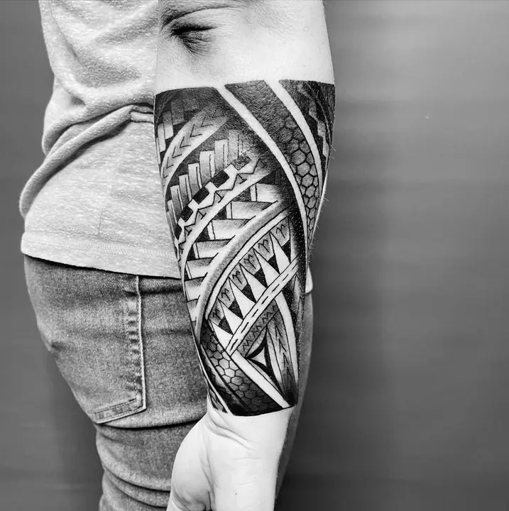 Tatuaje tribal polinesio en hombro y brazo, diseñado a mano alzada por Leo Martínez en A Sailor's Grave Tattoo, Granollers (Barcelona).