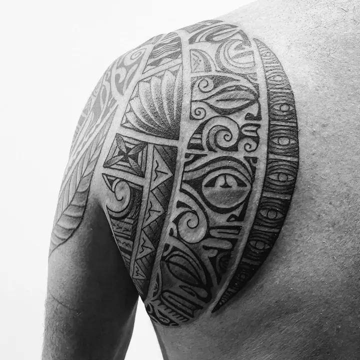 Tatuaje tribal polinesio en hombro y brazo, diseñado a mano alzada por Leo Martínez en A Sailor's Grave Tattoo, Granollers (Barcelona).