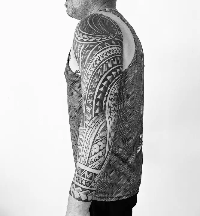 Tatuaje tribal polinesio en hombro y brazo, diseñado a mano alzada por Leo Martínez en A Sailor's Grave Tattoo, Granollers (Barcelona).