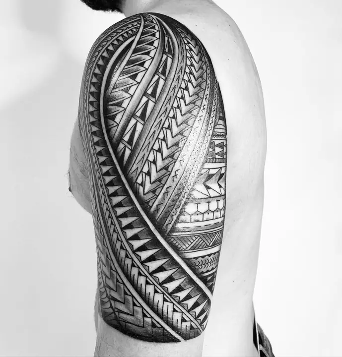 Tatuaje tribal polinesio en hombro y brazo, diseñado a mano alzada por Leo Martínez en A Sailor's Grave Tattoo, Granollers (Barcelona).