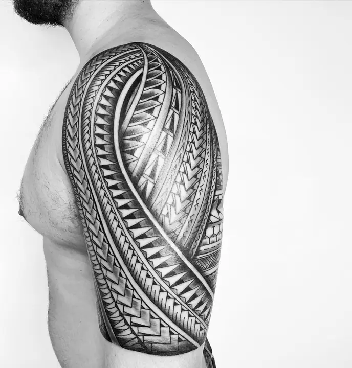 Tatuaje tribal polinesio en hombro y brazo, diseñado a mano alzada por Leo Martínez en A Sailor's Grave Tattoo, Granollers (Barcelona).