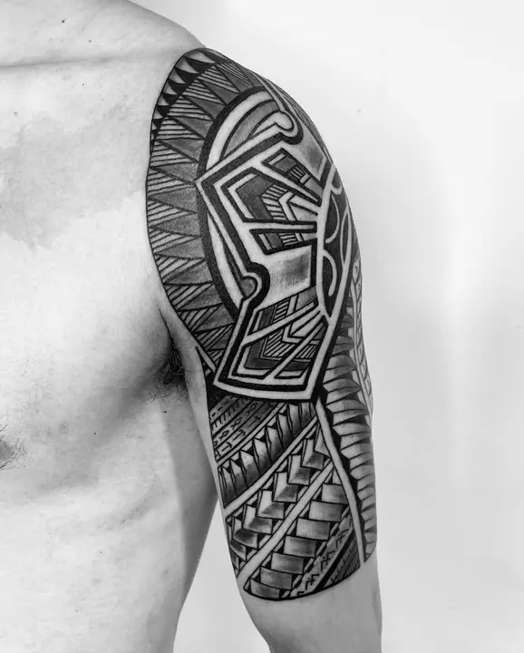 Tatuaje tribal polinesio en hombro y brazo, diseñado a mano alzada por Leo Martínez en A Sailor's Grave Tattoo, Granollers (Barcelona).