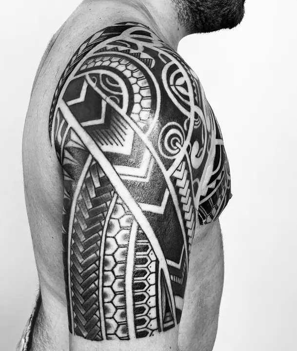 Tatuaje tribal polinesio en hombro y brazo, diseñado a mano alzada por Leo Martínez en A Sailor's Grave Tattoo, Granollers (Barcelona).