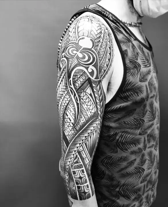 Tatuaje tribal polinesio en hombro y brazo, diseñado a mano alzada por Leo Martínez en A Sailor's Grave Tattoo, Granollers (Barcelona).