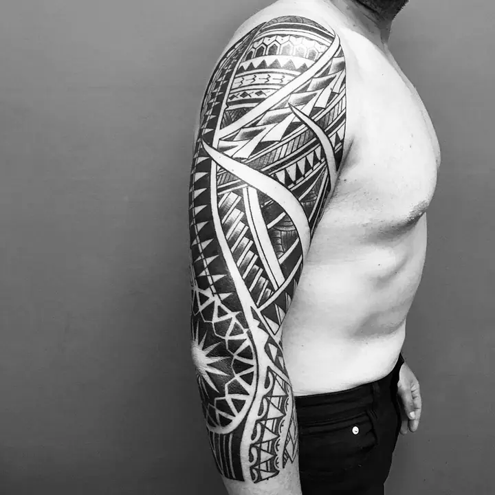 Tatuaje tribal polinesio en hombro y brazo, diseñado a mano alzada por Leo Martínez en A Sailor's Grave Tattoo, Granollers (Barcelona).