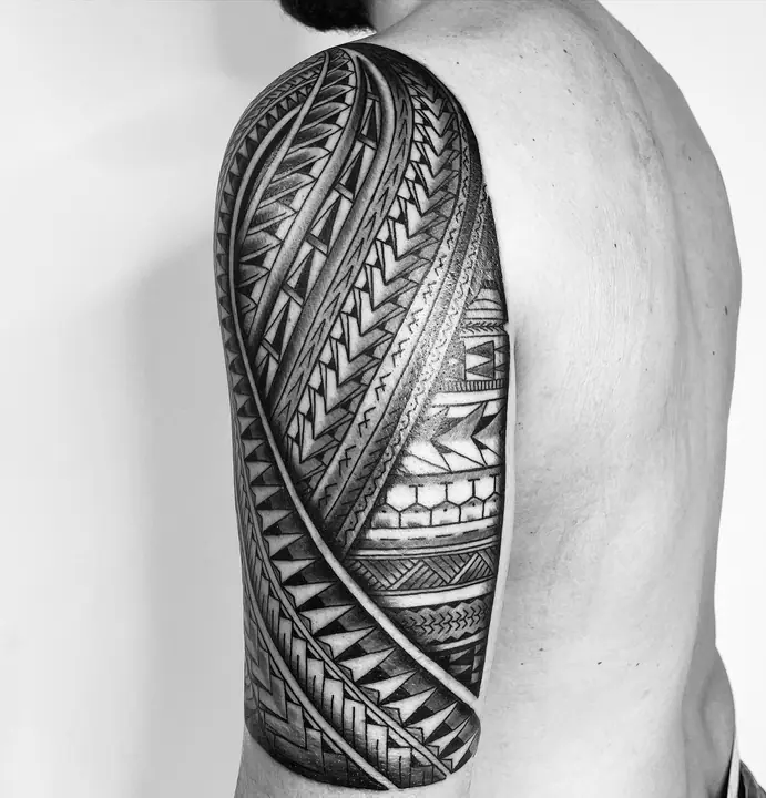 Tatuaje tribal polinesio en hombro y brazo, diseñado a mano alzada por Leo Martínez en A Sailor's Grave Tattoo, Granollers (Barcelona).