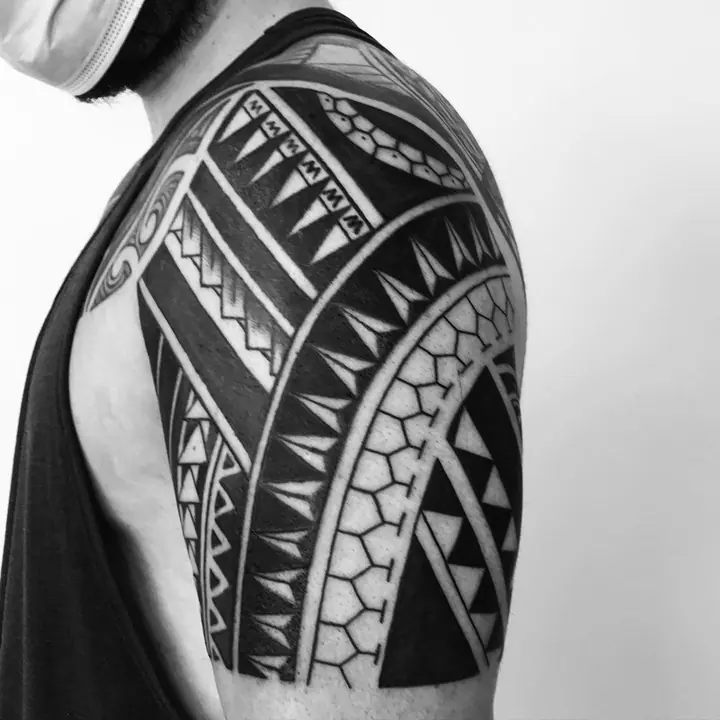 Tatuaje tribal polinesio en hombro y brazo, diseñado a mano alzada por Leo Martínez en A Sailor's Grave Tattoo, Granollers (Barcelona).