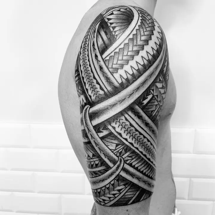 Tatuaje tribal polinesio en hombro y brazo, diseñado a mano alzada por Leo Martínez en A Sailor's Grave Tattoo, Granollers (Barcelona).