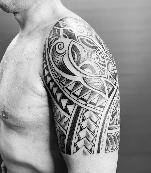 Tatuaje tribal polinesio en hombro y brazo, diseñado a mano alzada por Leo Martínez en A Sailor's Grave Tattoo, Granollers (Barcelona).