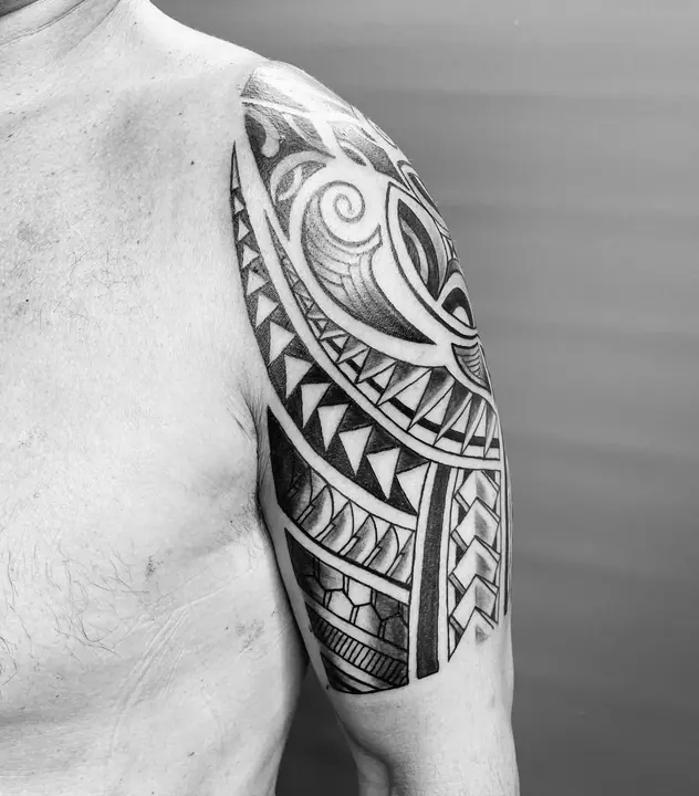 Tatuaje tribal polinesio en hombro y brazo, diseñado a mano alzada por Leo Martínez en A Sailor's Grave Tattoo, Granollers (Barcelona).