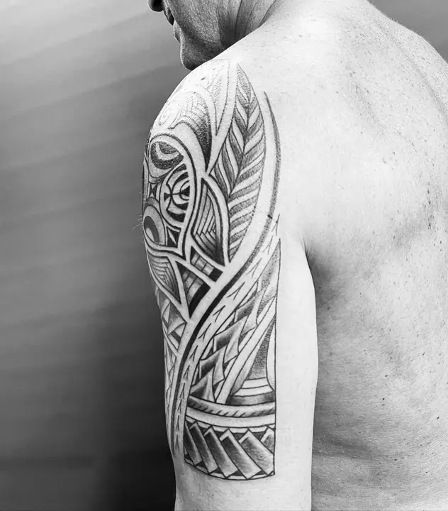 Tatuaje tribal polinesio en hombro y brazo, diseñado a mano alzada por Leo Martínez en A Sailor's Grave Tattoo, Granollers (Barcelona).