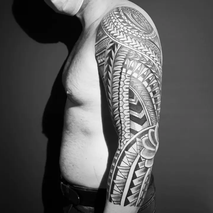 Tatuaje tribal polinesio en hombro y brazo, diseñado a mano alzada por Leo Martínez en A Sailor's Grave Tattoo, Granollers (Barcelona).