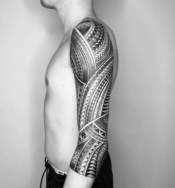 Tatuaje tribal polinesio en hombro y brazo, diseñado a mano alzada por Leo Martínez en A Sailor's Grave Tattoo, Granollers (Barcelona).
