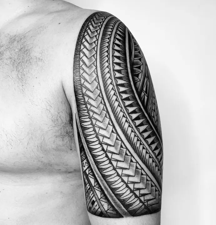 Tatuaje tribal polinesio en hombro y brazo, diseñado a mano alzada por Leo Martínez en A Sailor's Grave Tattoo, Granollers (Barcelona).