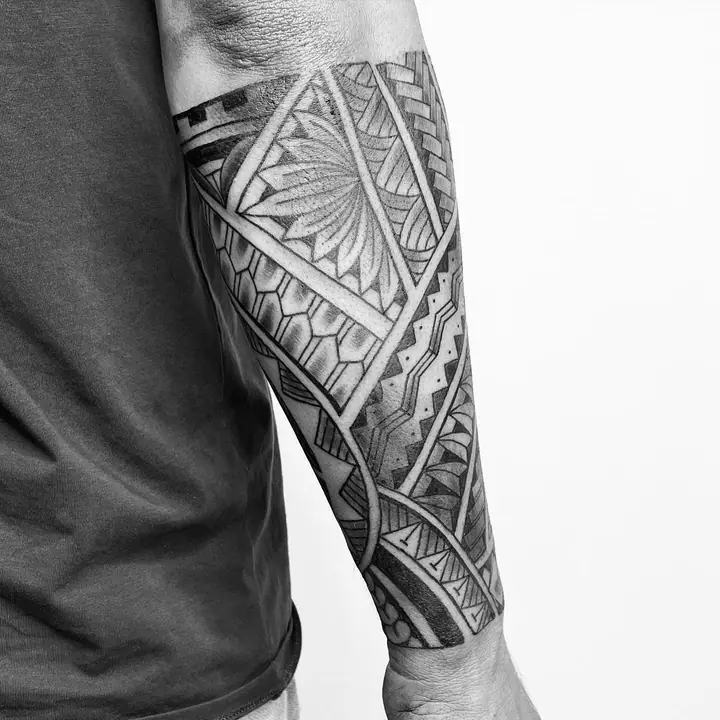 Tatuaje tribal polinesio en hombro y brazo, diseñado a mano alzada por Leo Martínez en A Sailor's Grave Tattoo, Granollers (Barcelona).