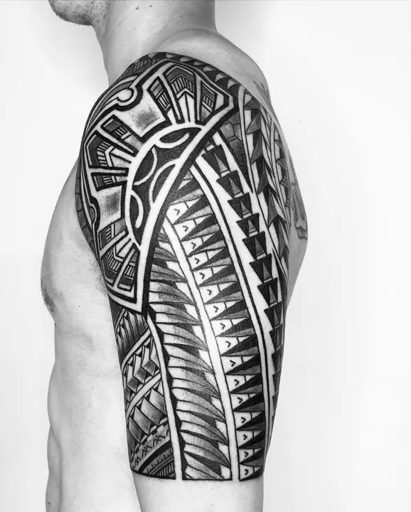 Tatuaje tribal polinesio en hombro y brazo, diseñado a mano alzada por Leo Martínez en A Sailor's Grave Tattoo, Granollers (Barcelona).