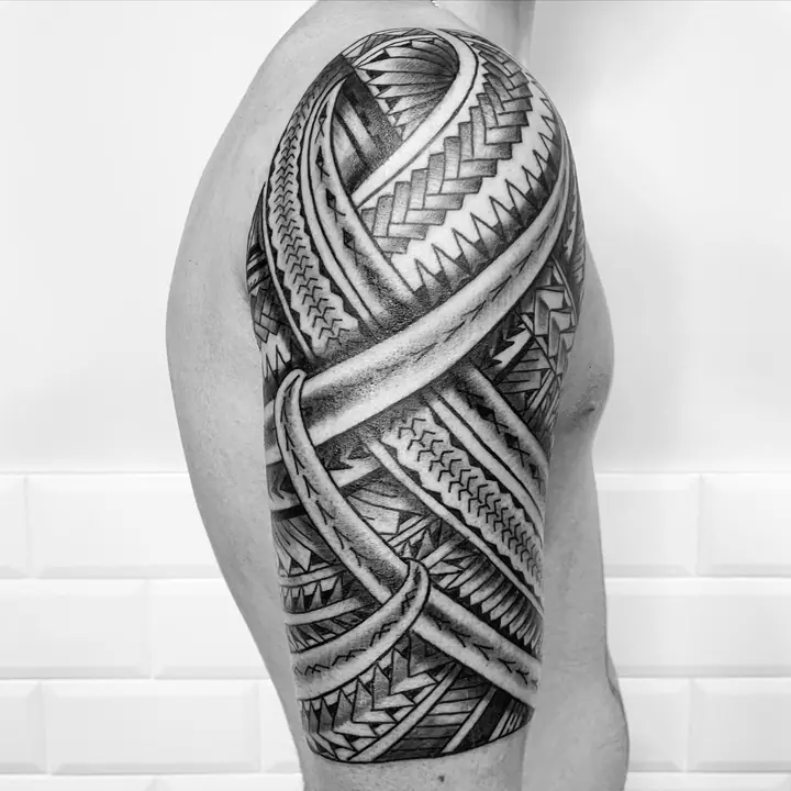Tatuaje tribal polinesio en hombro y brazo, diseñado a mano alzada por Leo Martínez en A Sailor's Grave Tattoo, Granollers (Barcelona).