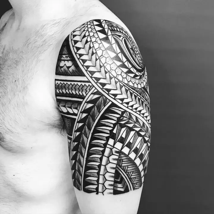 Tatuaje tribal polinesio en hombro y brazo, diseñado a mano alzada por Leo Martínez en A Sailor's Grave Tattoo, Granollers (Barcelona).