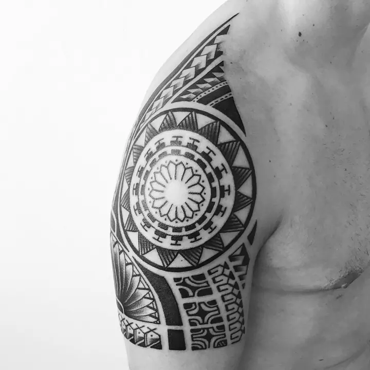 Tatuaje tribal polinesio en hombro y brazo, diseñado a mano alzada por Leo Martínez en A Sailor's Grave Tattoo, Granollers (Barcelona).