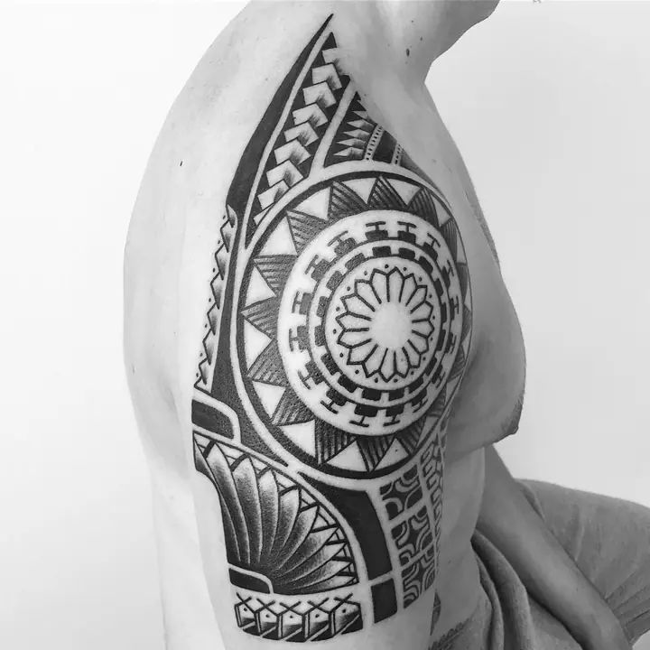 Tatuaje tribal polinesio en hombro y brazo, diseñado a mano alzada por Leo Martínez en A Sailor's Grave Tattoo, Granollers (Barcelona).