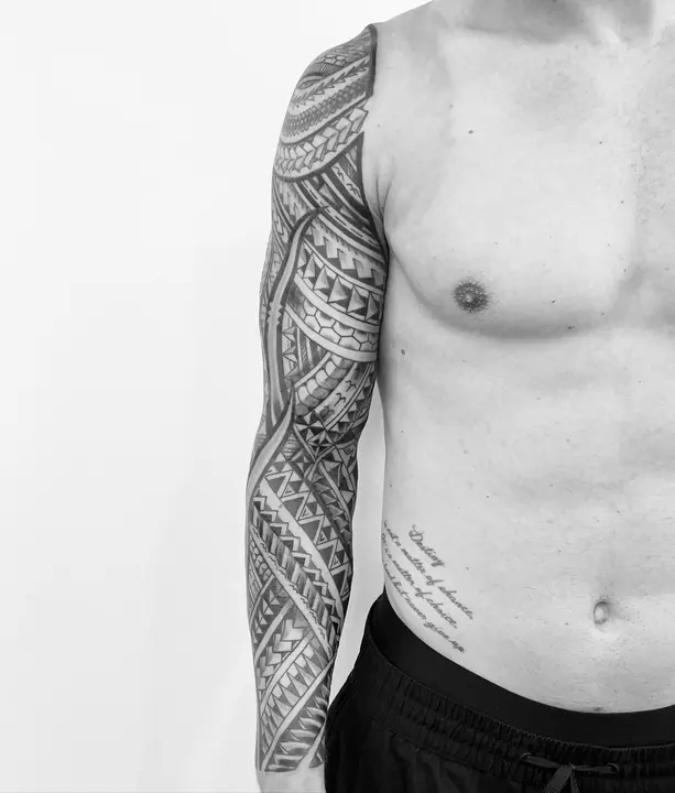 Tatuaje tribal polinesio en manga completa de brazo, diseñado a mano alzada por Leo Martínez en A Sailor's Grave Tattoo, Granollers (Barcelona).
