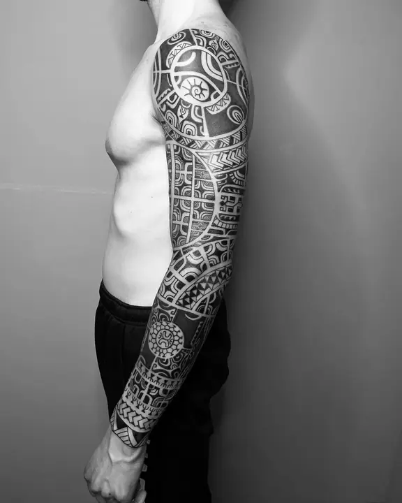 Tatuaje tribal polinesio en manga completa de brazo, diseñado a mano alzada por Leo Martínez en A Sailor's Grave Tattoo, Granollers (Barcelona).
