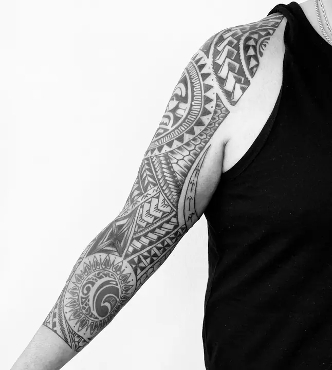 Tatuaje tribal polinesio en manga completa de brazo, diseñado a mano alzada por Leo Martínez en A Sailor's Grave Tattoo, Granollers (Barcelona).