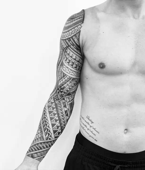Tatuaje tribal polinesio en manga completa de brazo, diseñado a mano alzada por Leo Martínez en A Sailor's Grave Tattoo, Granollers (Barcelona).