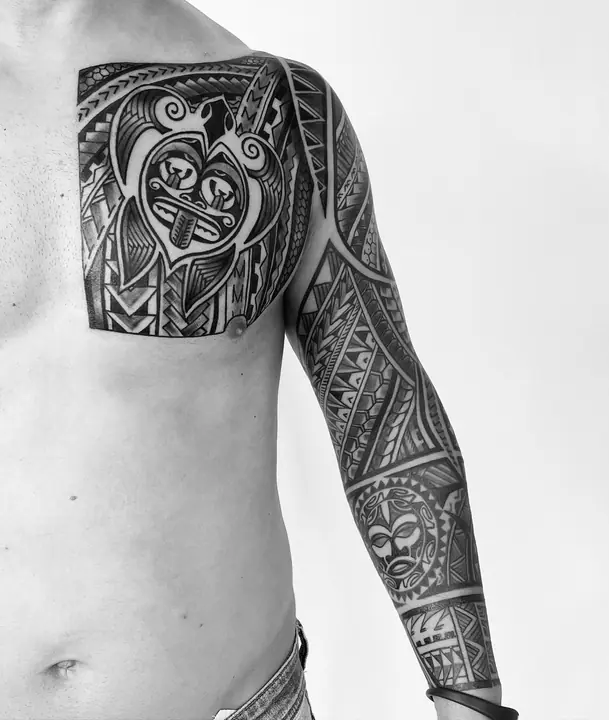 Tatuaje tribal polinesio en manga completa de brazo, diseñado a mano alzada por Leo Martínez en A Sailor's Grave Tattoo, Granollers (Barcelona).
