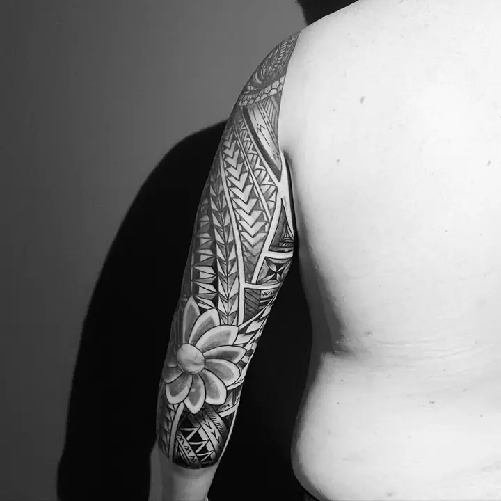 Tatuaje tribal polinesio en manga completa de brazo, diseñado a mano alzada por Leo Martínez en A Sailor's Grave Tattoo, Granollers (Barcelona).