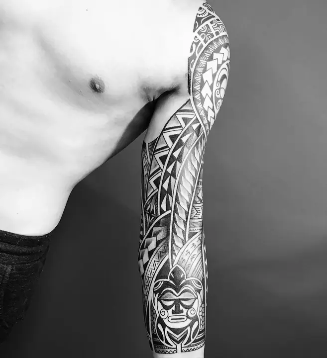 Tatuaje tribal polinesio en manga completa de brazo, diseñado a mano alzada por Leo Martínez en A Sailor's Grave Tattoo, Granollers (Barcelona).