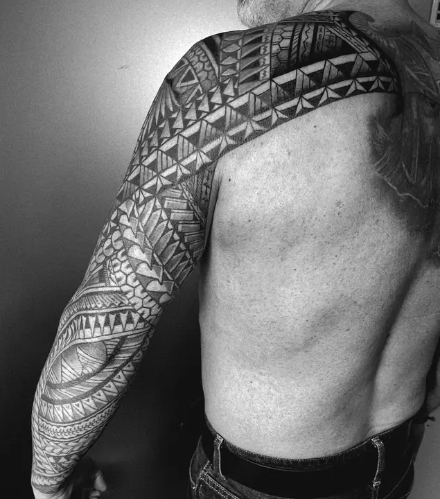 Tatuaje tribal polinesio en manga completa de brazo, diseñado a mano alzada por Leo Martínez en A Sailor's Grave Tattoo, Granollers (Barcelona).