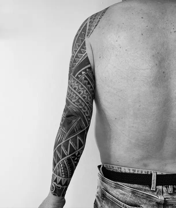 Tatuaje tribal polinesio en manga completa de brazo, diseñado a mano alzada por Leo Martínez en A Sailor's Grave Tattoo, Granollers (Barcelona).