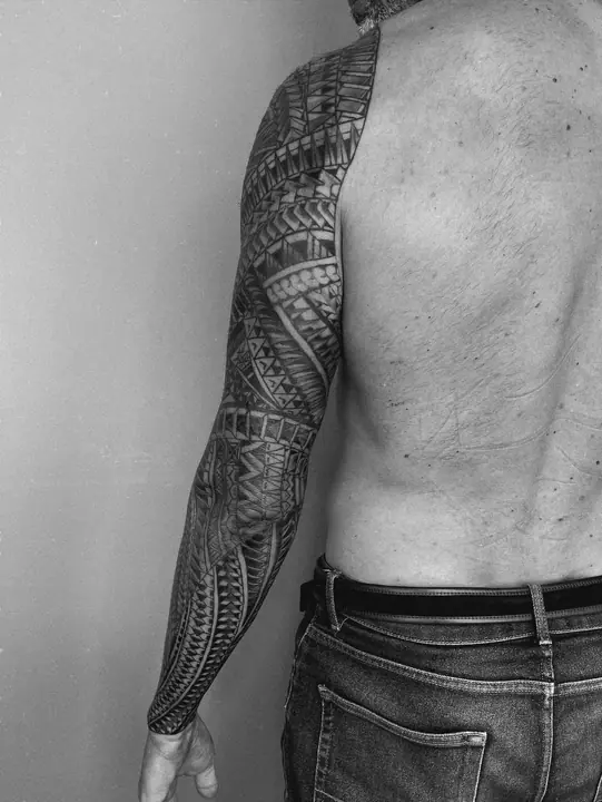 Tatuaje tribal polinesio en manga completa de brazo, diseñado a mano alzada por Leo Martínez en A Sailor's Grave Tattoo, Granollers (Barcelona).
