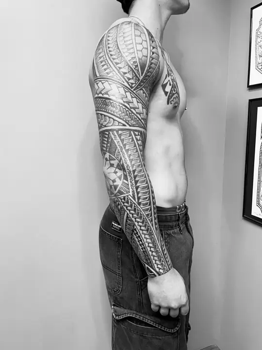 Tatuaje tribal polinesio en manga completa de brazo, diseñado a mano alzada por Leo Martínez en A Sailor's Grave Tattoo, Granollers (Barcelona).
