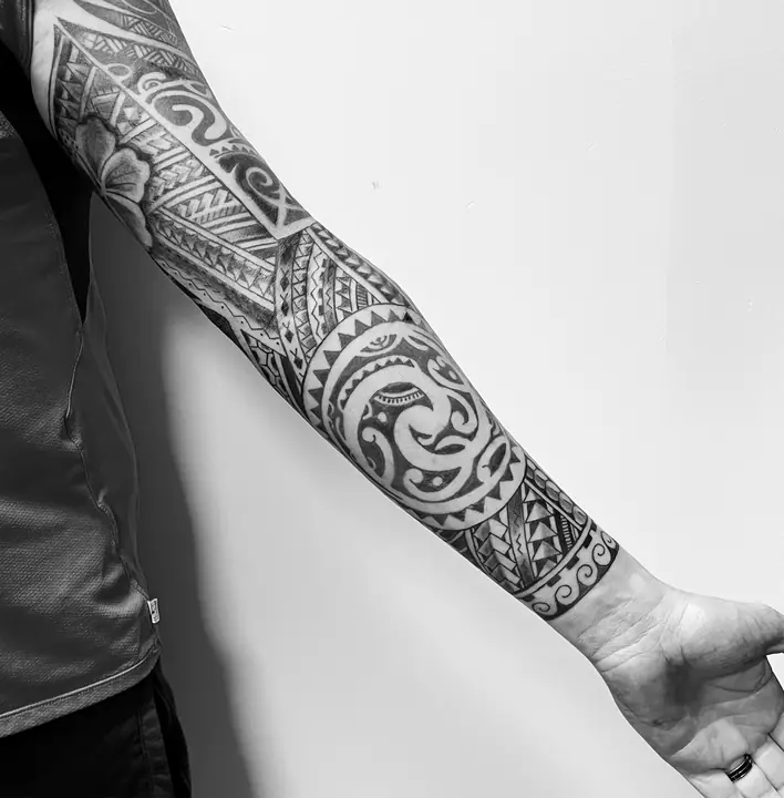 Tatuaje tribal polinesio en manga completa de brazo, diseñado a mano alzada por Leo Martínez en A Sailor's Grave Tattoo, Granollers (Barcelona).