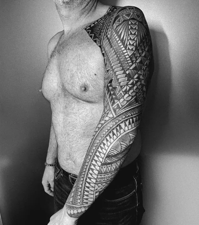 Tatuaje tribal polinesio en manga completa de brazo, diseñado a mano alzada por Leo Martínez en A Sailor's Grave Tattoo, Granollers (Barcelona).