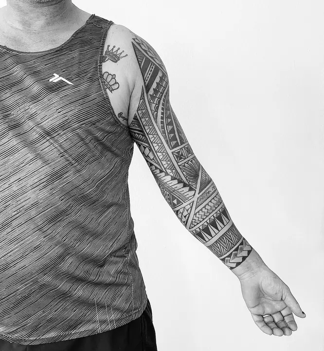 Tatuaje tribal polinesio en manga completa de brazo, diseñado a mano alzada por Leo Martínez en A Sailor's Grave Tattoo, Granollers (Barcelona).