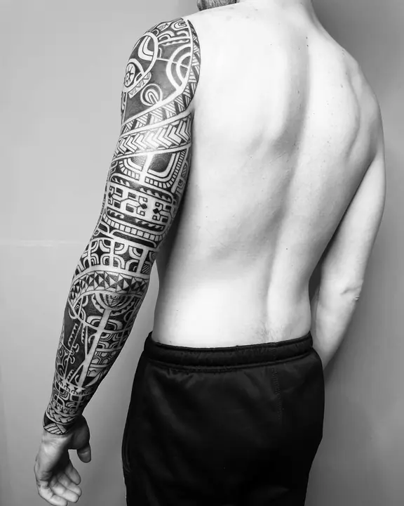 Tatuaje tribal polinesio en manga completa de brazo, diseñado a mano alzada por Leo Martínez en A Sailor's Grave Tattoo, Granollers (Barcelona).